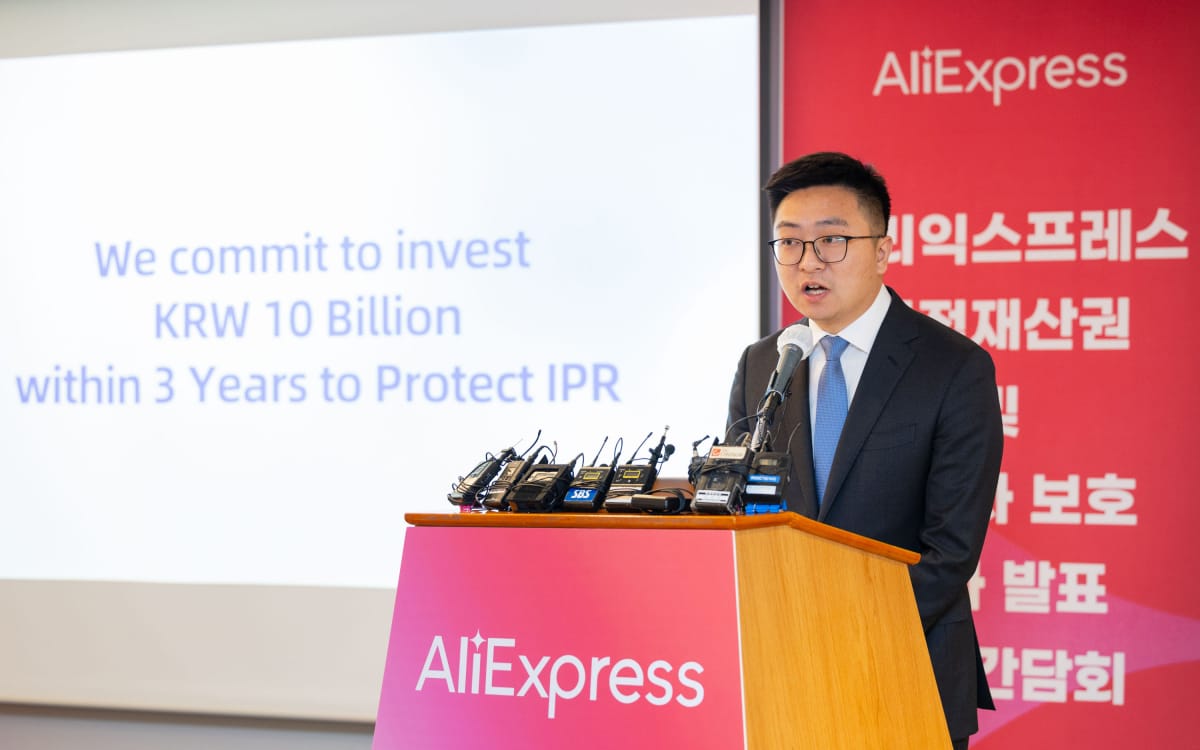 Representative of AliExpress speaks to audience in Korea about investment in Korea