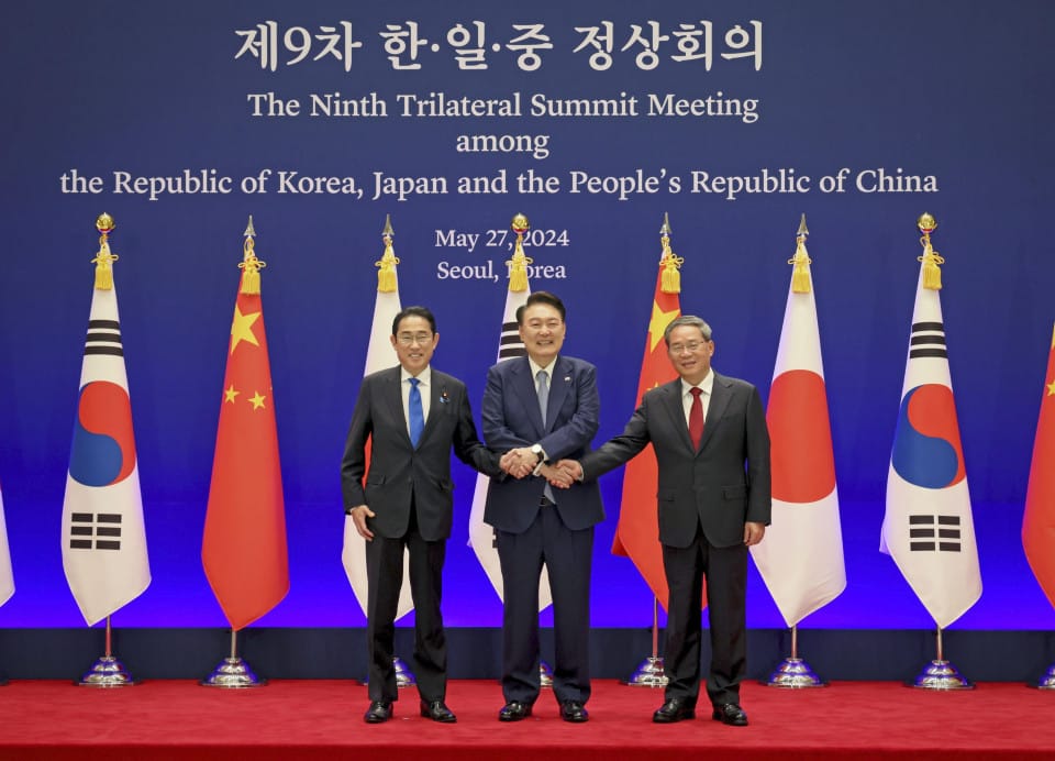 Fumio Kishida, Yoon Suk Yeol and Li Qiang in front of national flags